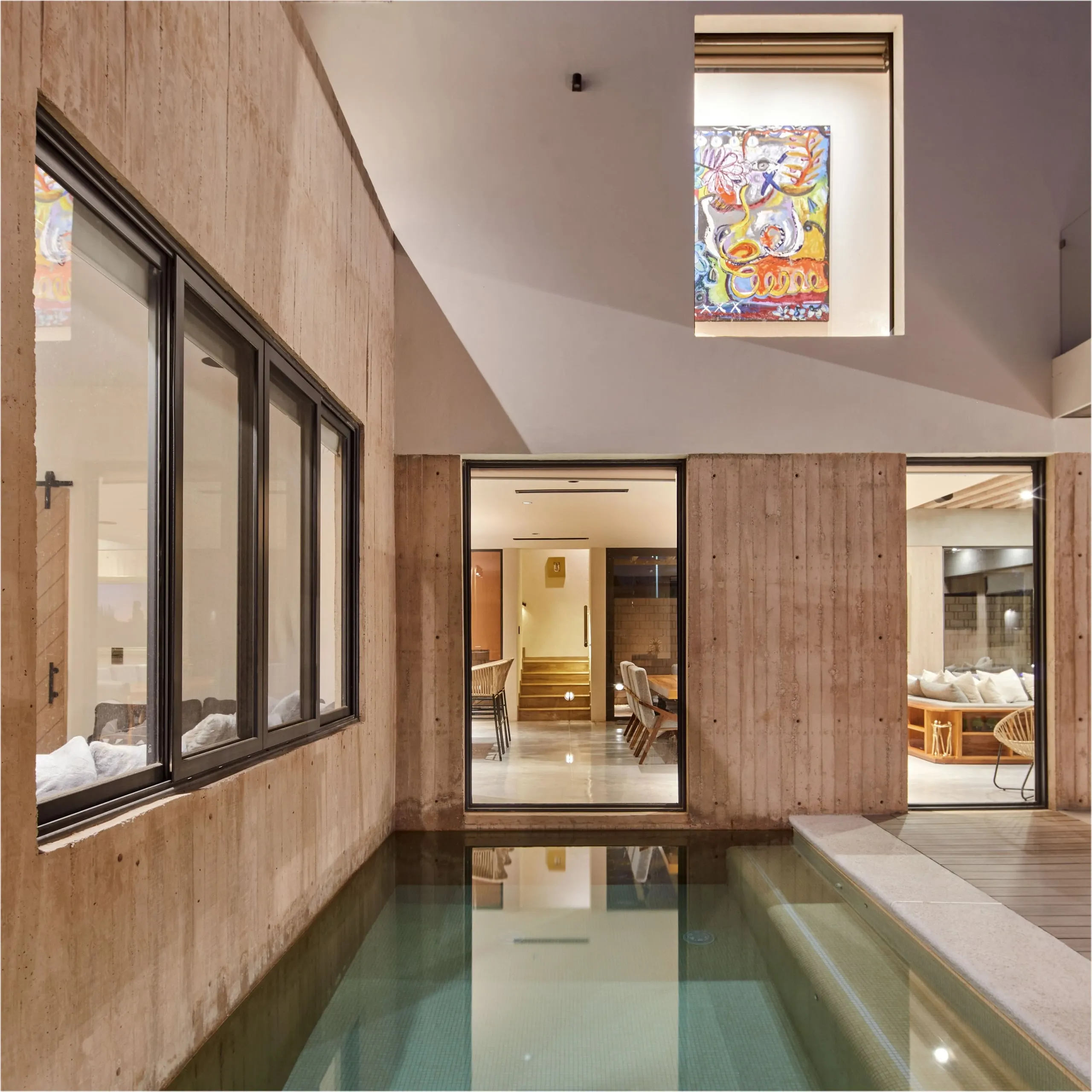 Casa Edena: patio con alberca entre muros de concreto